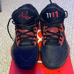 Kyrie Infinity Black/Red
